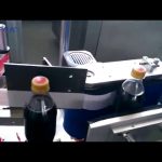 Mesin Pelabelan Botol Cola Otomatis