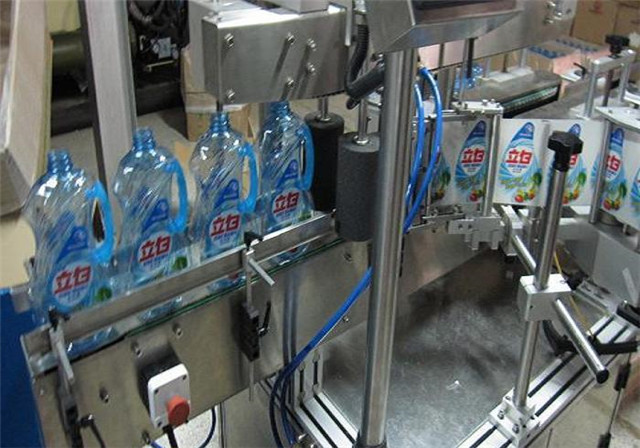 Mesin Pelabelan Dua Sisi Otomatis Untuk Detail Botol Sampo Lotion
